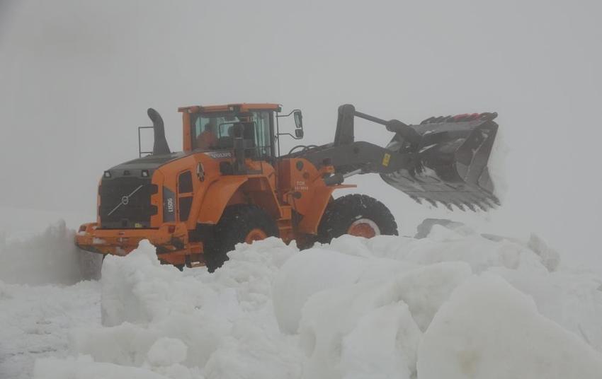 Burası ne Hakkari ne de Van! Sıcaktan kavrulan şehirden kar kalınlığı 2 metreyi aştı