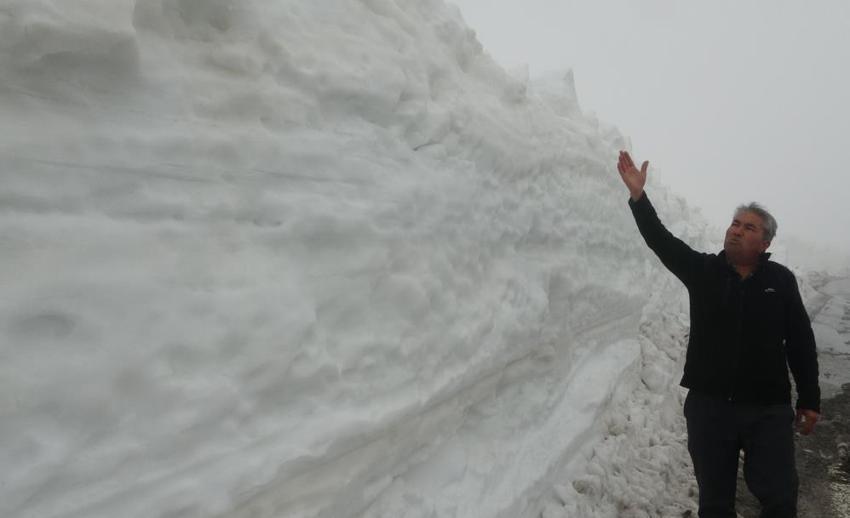 Burası ne Hakkari ne de Van! Sıcaktan kavrulan şehirden kar kalınlığı 2 metreyi aştı