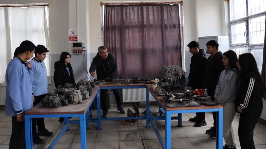 Diyarbakır'da bu liseyi bitiren işsiz kalmıyor!