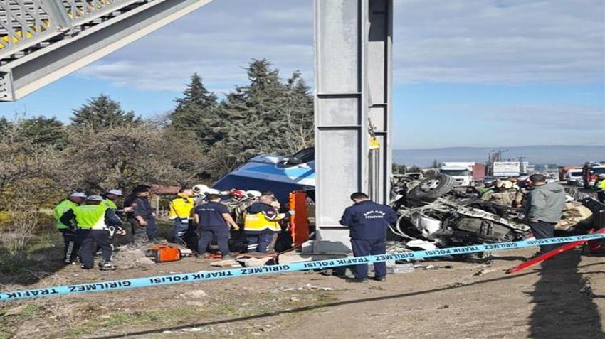 Ankara'da katliam gibi kaza! Özel halk otobüsü köprü direğine çarptı: Çok sayıda ölü ve yaralılar var
