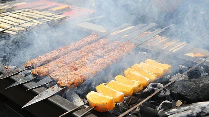 1,5 milyon kişi akın etti: Portakal Çiçeği Karnavalı'nda otellerde yer kalmadı!