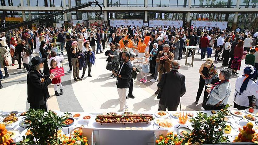 1,5 milyon kişi akın etti: Portakal Çiçeği Karnavalı'nda otellerde yer kalmadı!