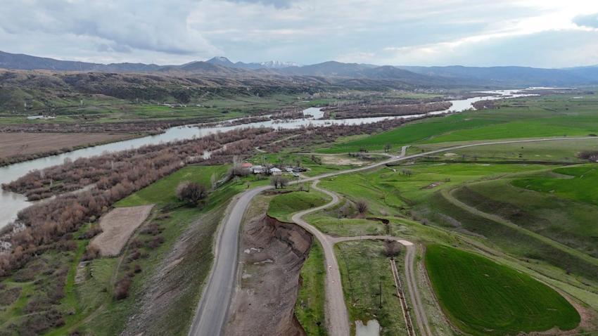 Bingöl'de karlar eridi Murat Nehri’nde debi yükseldi, tarihi köprüyle birlikte eşsiz manzaralar oluştu