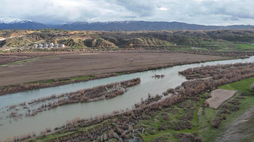 Bingöl'de karlar eridi Murat Nehri’nde debi yükseldi, tarihi köprüyle birlikte eşsiz manzaralar oluştu