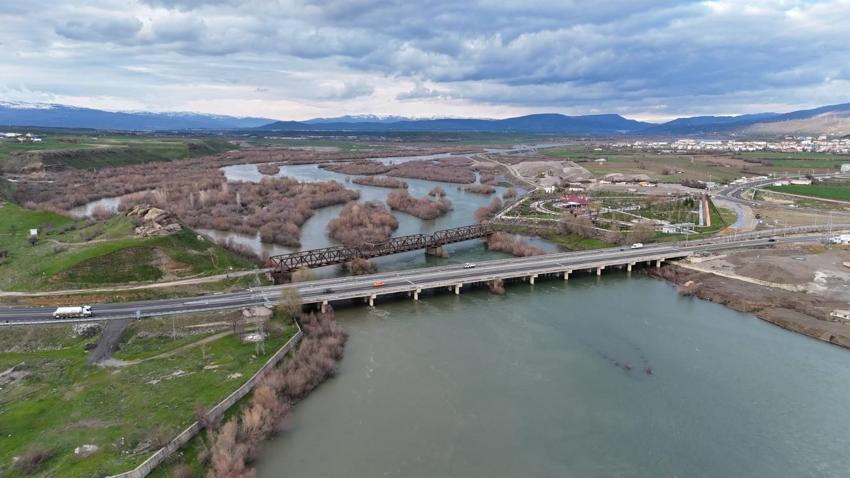 Bingöl'de karlar eridi Murat Nehri’nde debi yükseldi, tarihi köprüyle birlikte eşsiz manzaralar oluştu