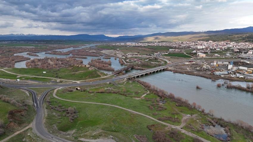 Bingöl'de karlar eridi Murat Nehri’nde debi yükseldi, tarihi köprüyle birlikte eşsiz manzaralar oluştu