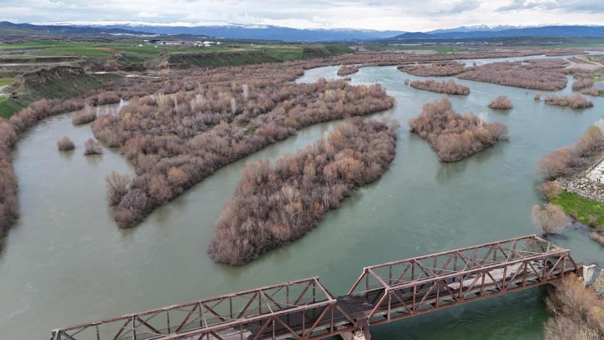 Bingöl'de karlar eridi Murat Nehri’nde debi yükseldi, tarihi köprüyle birlikte eşsiz manzaralar oluştu