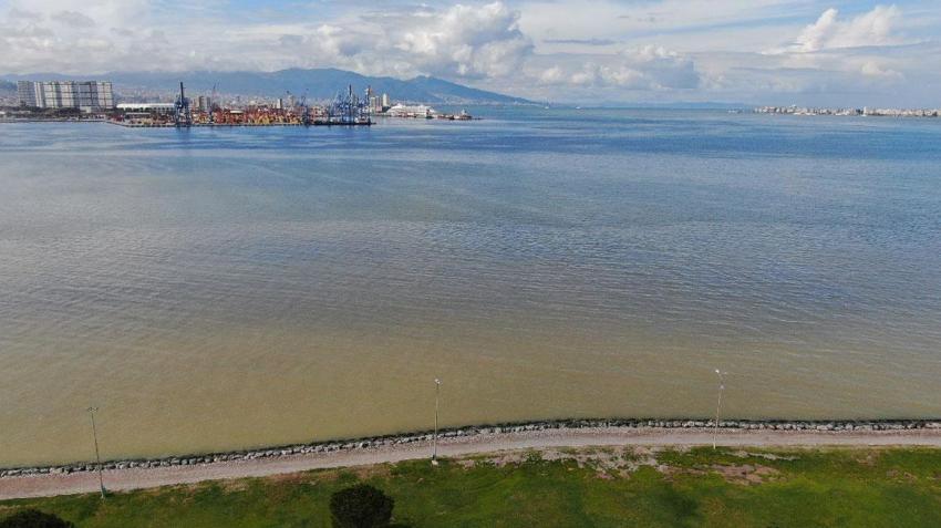 İzmir Körfezi'nde sağanak yağış sonrası kıyı şeridinde suyun rengi değişti