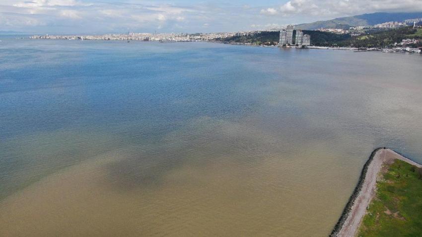 İzmir Körfezi'nde sağanak yağış sonrası kıyı şeridinde suyun rengi değişti