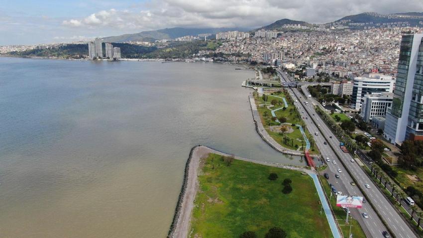 İzmir Körfezi'nde sağanak yağış sonrası kıyı şeridinde suyun rengi değişti