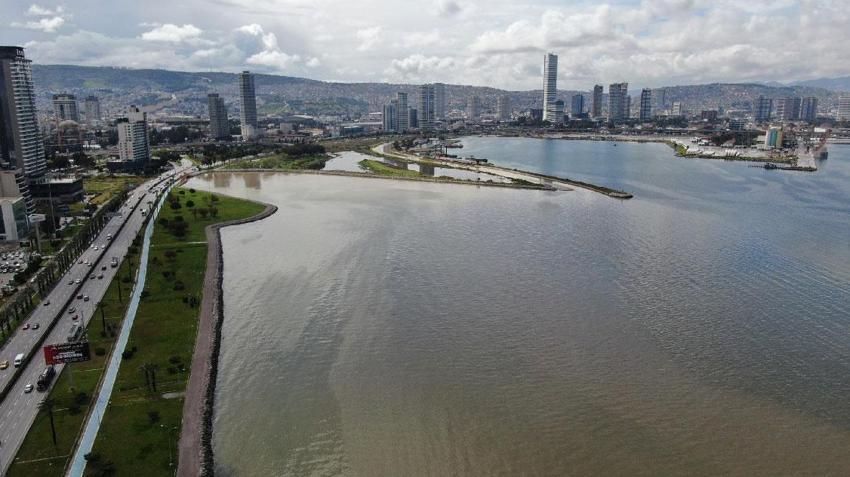 İzmir Körfezi'nde sağanak yağış sonrası kıyı şeridinde suyun rengi değişti