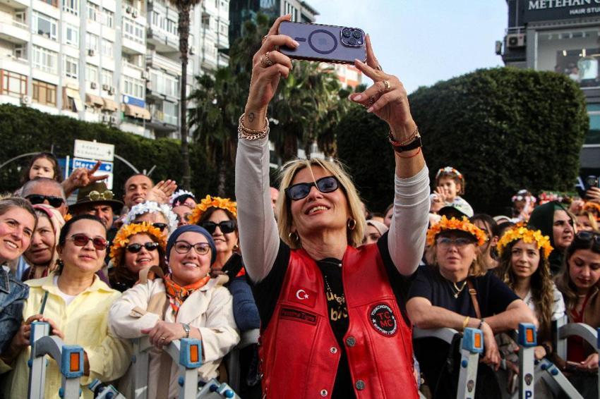 ‘Nisan’da Adana’ sloganıyla Uluslararası Adana Portakal Çiçeği Karnavalı'nın korteji, renkli görüntülere sahne oldu