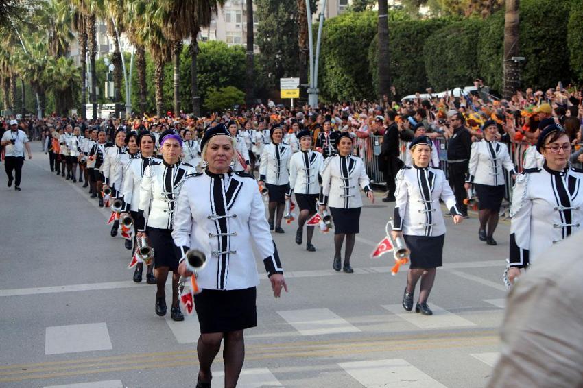 ‘Nisan’da Adana’ sloganıyla Uluslararası Adana Portakal Çiçeği Karnavalı'nın korteji, renkli görüntülere sahne oldu