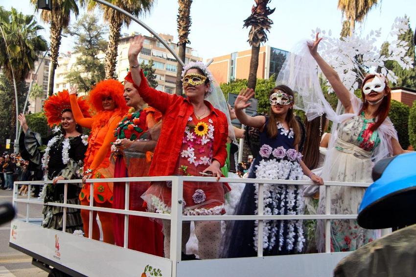‘Nisan’da Adana’ sloganıyla Uluslararası Adana Portakal Çiçeği Karnavalı'nın korteji, renkli görüntülere sahne oldu