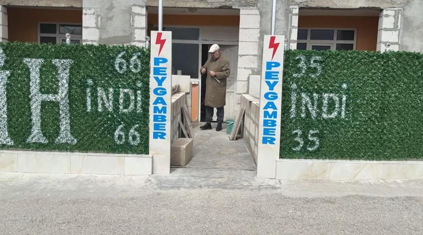 Evin önündeki çitlere ve çatıya yazılan yazılar polis ve zabıta ekiplerini harekete geçirdi