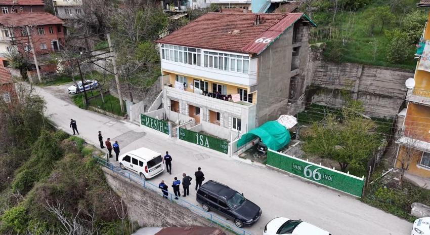 Evin önündeki çitlere ve çatıya yazılan yazılar polis ve zabıta ekiplerini harekete geçirdi