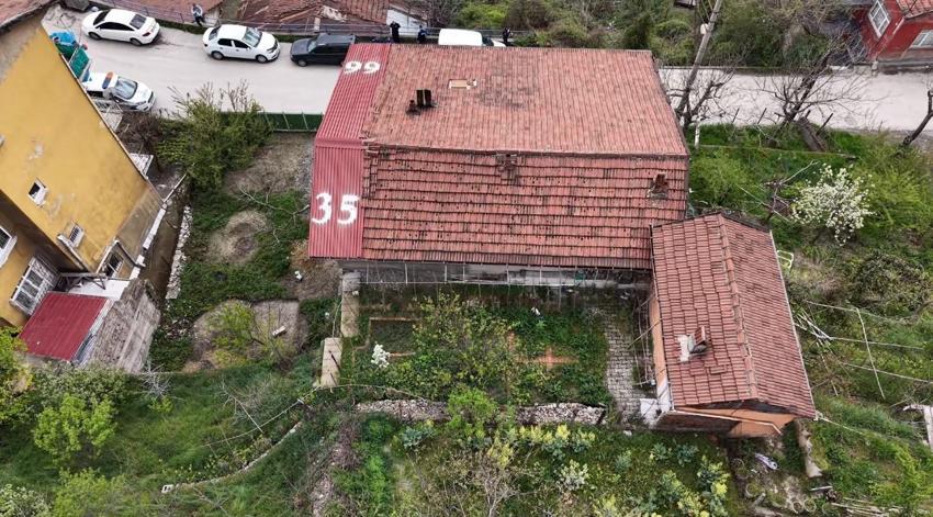 Evin önündeki çitlere ve çatıya yazılan yazılar polis ve zabıta ekiplerini harekete geçirdi