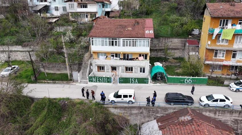 Evin önündeki çitlere ve çatıya yazılan yazılar polis ve zabıta ekiplerini harekete geçirdi