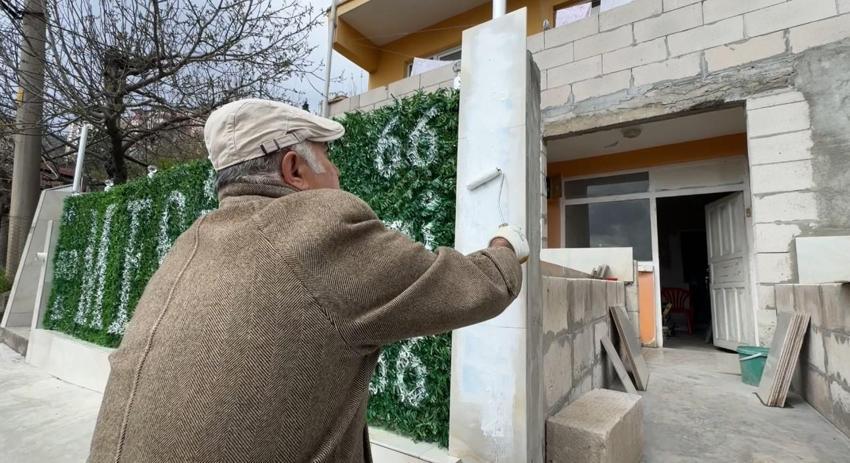 Evin önündeki çitlere ve çatıya yazılan yazılar polis ve zabıta ekiplerini harekete geçirdi