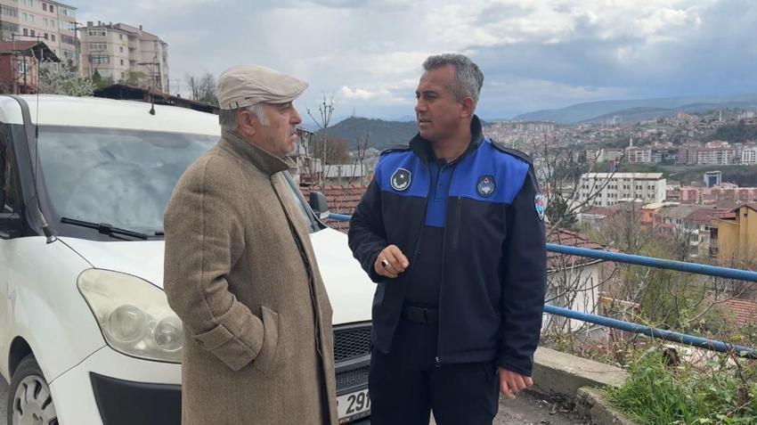 Evin önündeki çitlere ve çatıya yazılan yazılar polis ve zabıta ekiplerini harekete geçirdi