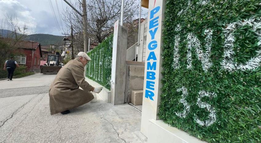 Evin önündeki çitlere ve çatıya yazılan yazılar polis ve zabıta ekiplerini harekete geçirdi