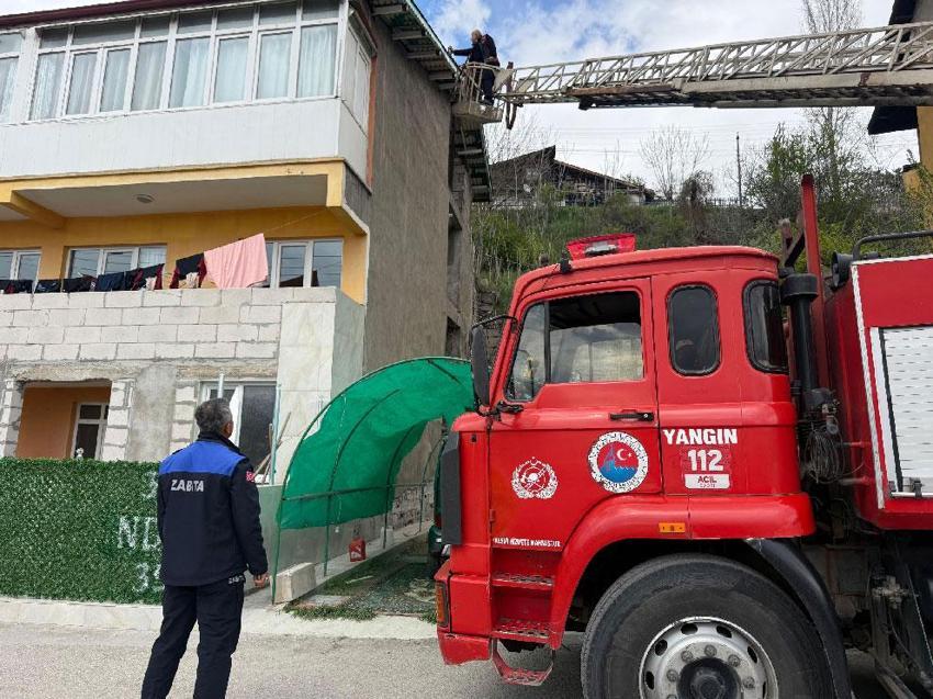 Evin önündeki çitlere ve çatıya yazılan yazılar polis ve zabıta ekiplerini harekete geçirdi
