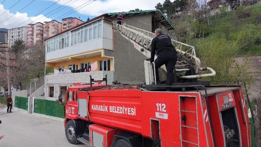 Evin önündeki çitlere ve çatıya yazılan yazılar polis ve zabıta ekiplerini harekete geçirdi