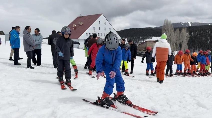 Kars'ta çocuklar için başlatıldı! 2 metre kar üzerinde öğretiliyor