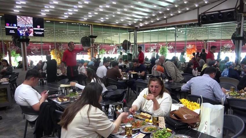 Adana'da festival coşkusu esnafın yüzünü güldürdü! Kebabçılar doldu taştı