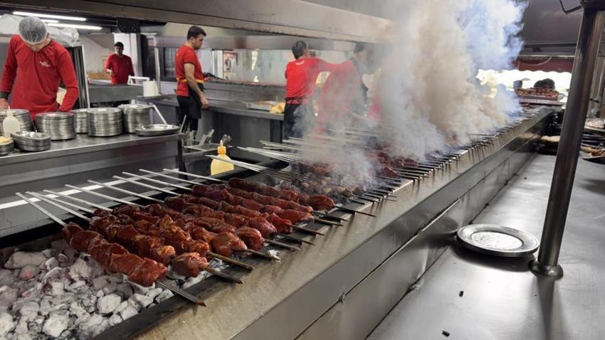 Adana'da festival coşkusu esnafın yüzünü güldürdü! Kebabçılar doldu taştı