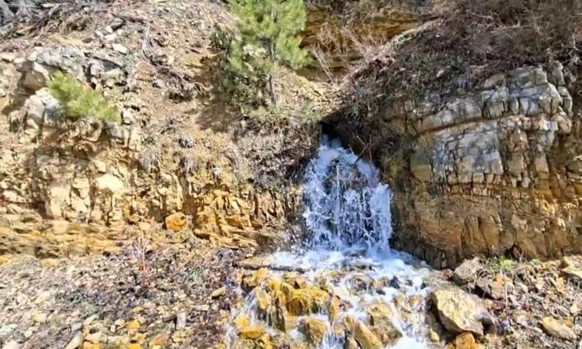 Adana'da depremden sonra kuruyan su kaynağı yeniden çağladı