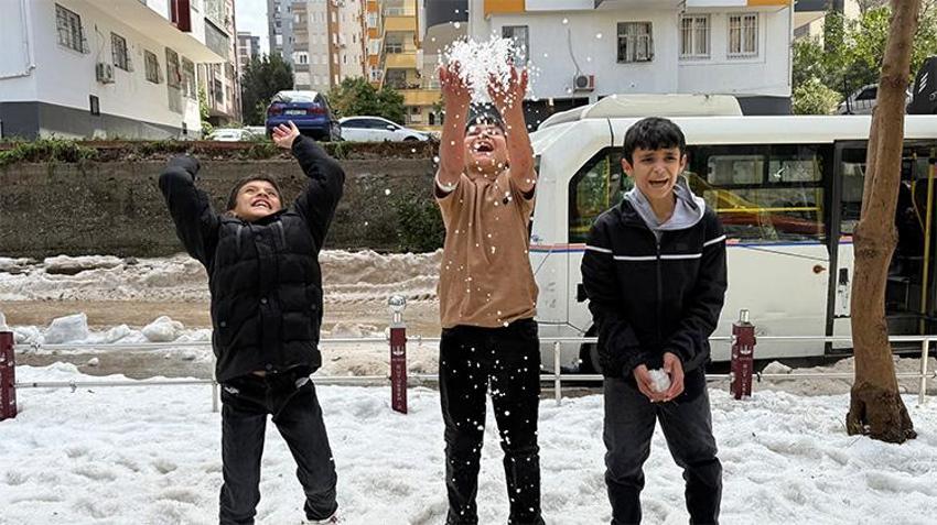 Burası ne Uludağ ne de Palandöken! Akdeniz'in incisinde Nisan sürprizi: Lapa lapa kar yağdı, çocuklar keyif yaptı