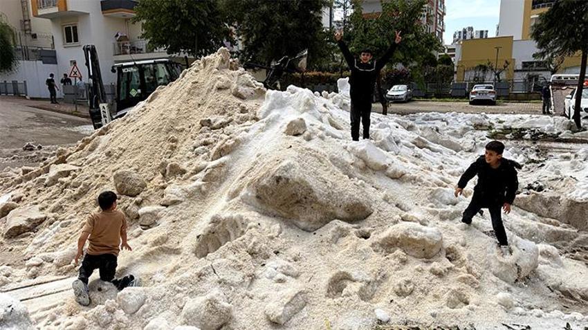 Burası ne Uludağ ne de Palandöken! Akdeniz'in incisinde Nisan sürprizi: Lapa lapa kar yağdı, çocuklar keyif yaptı