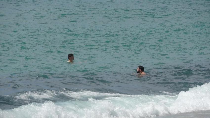 Antalya'da yaz hiç bitmedi: 21 dereceyi gören denize koştu
