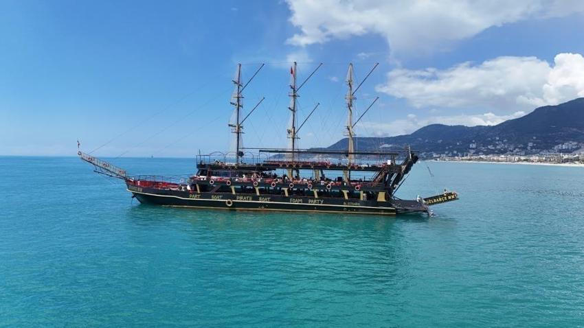 Antalya'da yaz hiç bitmedi: 21 dereceyi gören denize koştu