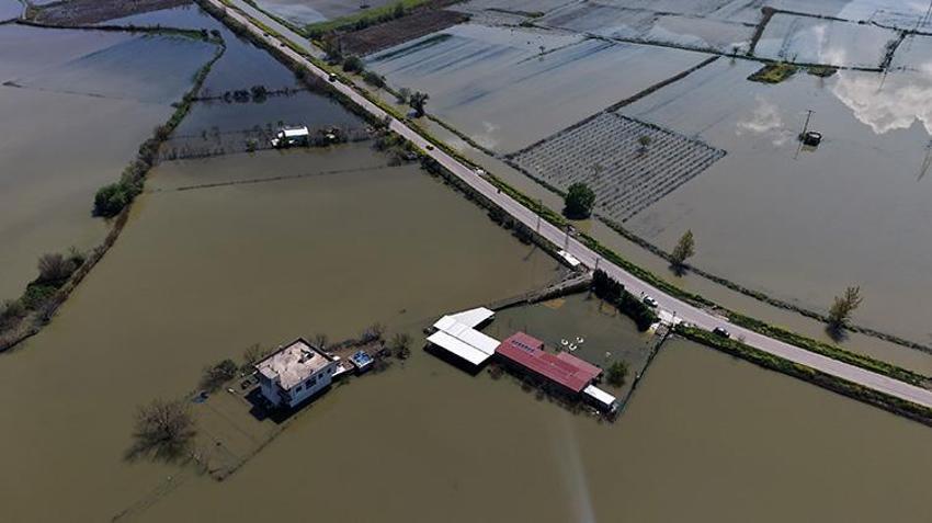 Manisa'da akarsular taştı! Bağ evleri ve tarım arazileri su altında kaldı