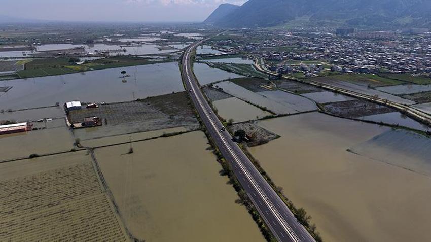 Manisa'da akarsular taştı! Bağ evleri ve tarım arazileri su altında kaldı