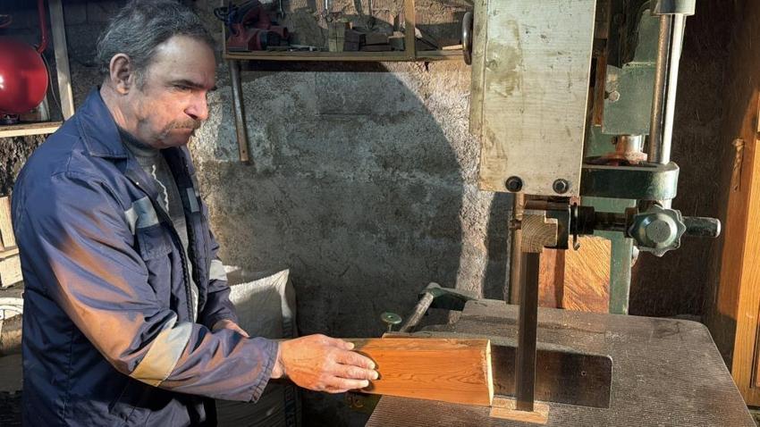 Bozulan kemençesini tamir ederken usta oldu: Ağaçları bir sanat eserine dönüştürüyor! Tam bir yıl bekletiyor!