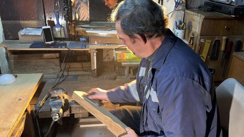 Bozulan kemençesini tamir ederken usta oldu: Ağaçları bir sanat eserine dönüştürüyor! Tam bir yıl bekletiyor!