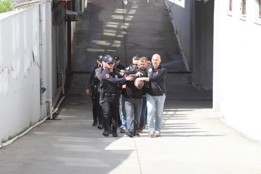 Adana'da ıslak mendil çetesi çökertildi! Uyuşturucu paketlerindeki 'afiyet olsun' yazısı dikkat çekti