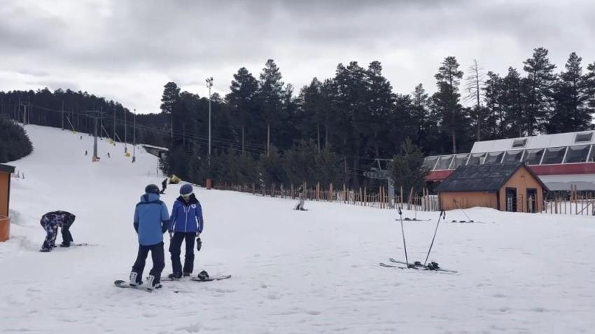 Nisan ayında 2 metre kar var! Kars Sarıkamış'ta sezon uzadı