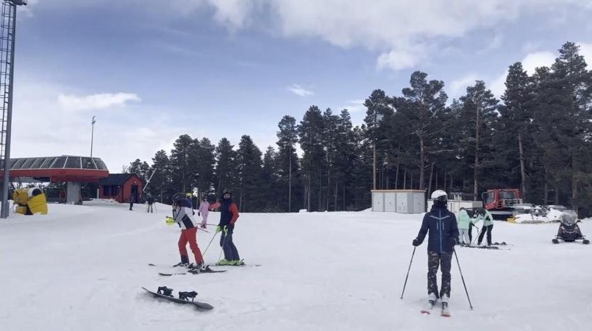 Nisan ayında 2 metre kar var! Kars Sarıkamış'ta sezon uzadı