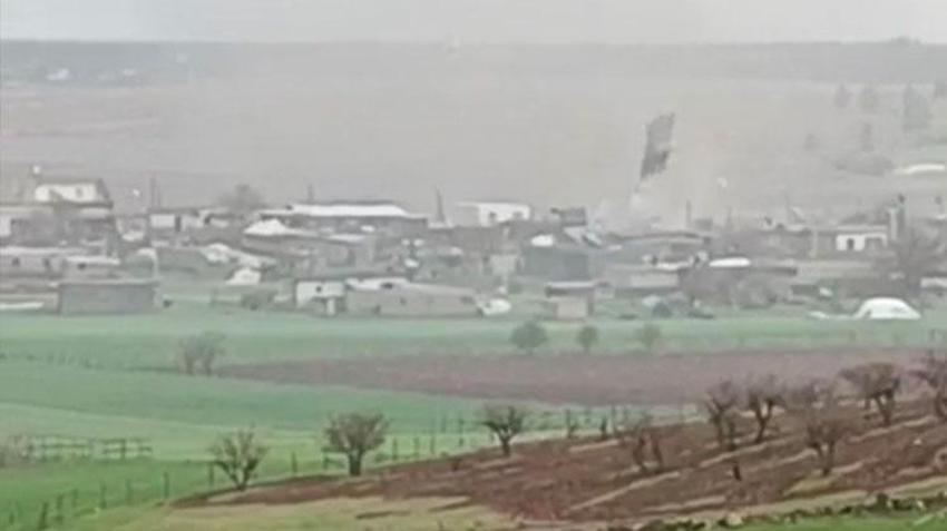 Şanlıurfa Hilvan’da dehşet anları kameraya yansıdı: Fırtına çatıları uçurdu, direkleri devirdi