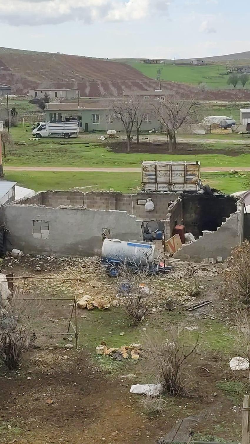 Şanlıurfa Hilvan’da dehşet anları kameraya yansıdı: Fırtına çatıları uçurdu, direkleri devirdi