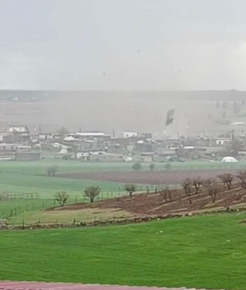 Şanlıurfa Hilvan’da dehşet anları kameraya yansıdı: Fırtına çatıları uçurdu, direkleri devirdi