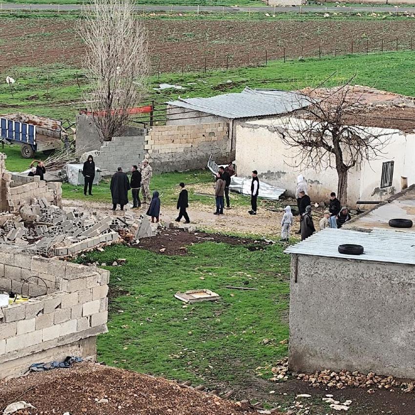 Şanlıurfa Hilvan’da dehşet anları kameraya yansıdı: Fırtına çatıları uçurdu, direkleri devirdi