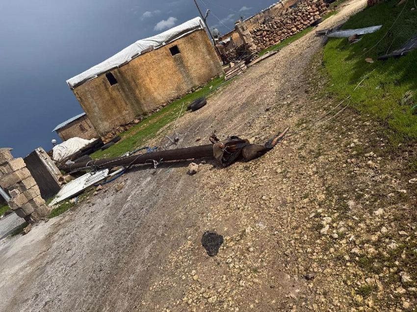 Şanlıurfa Hilvan’da dehşet anları kameraya yansıdı: Fırtına çatıları uçurdu, direkleri devirdi