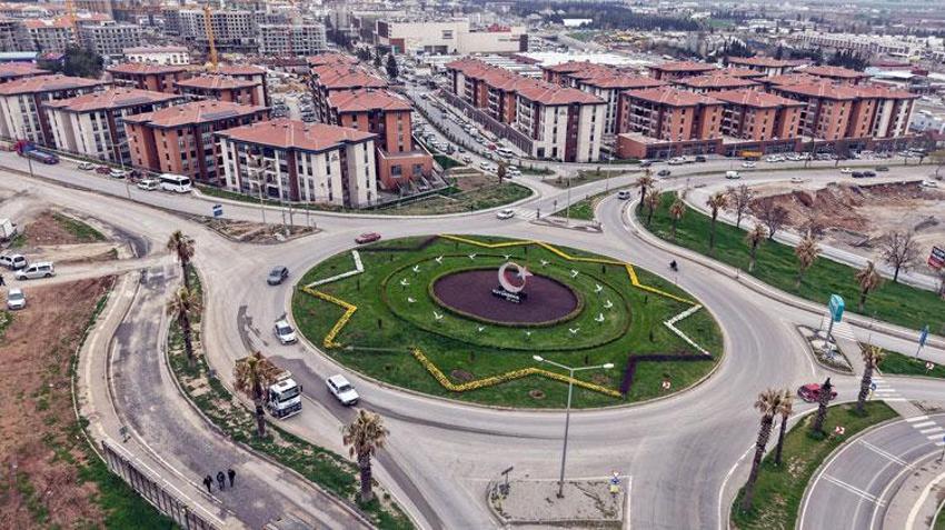 Kahramanmaraş'ta kavşaklarda açan çiçekler görsel şölen oluşturdu