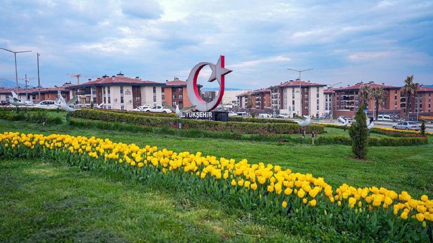 Kahramanmaraş'ta kavşaklarda açan çiçekler görsel şölen oluşturdu