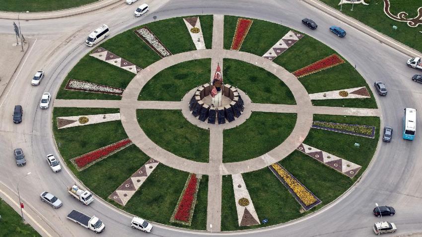 Kahramanmaraş'ta kavşaklarda açan çiçekler görsel şölen oluşturdu